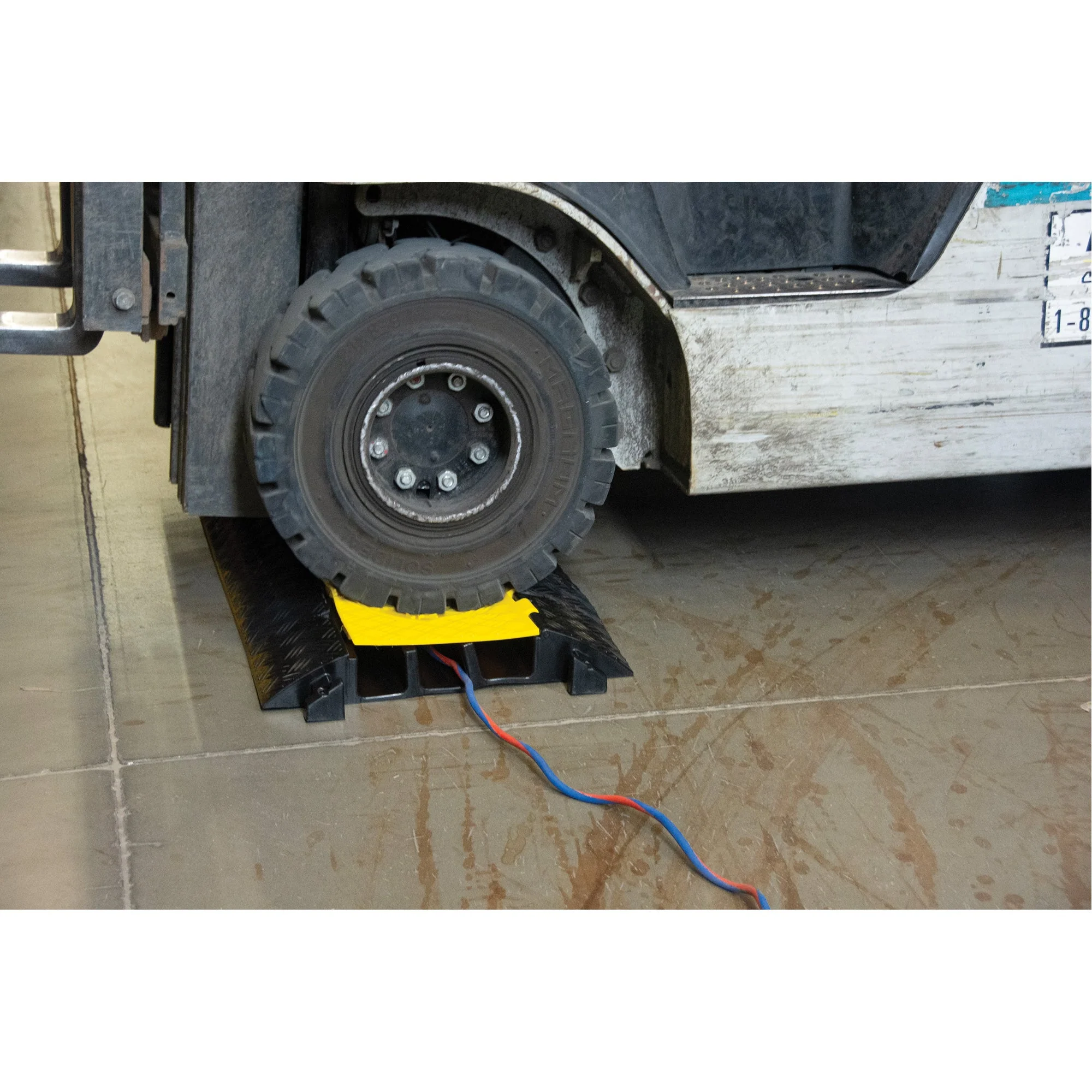 Polyurethane Cable Protector, 3 Channels, 35.43" L x 19.69" W x 3" H - Image 7