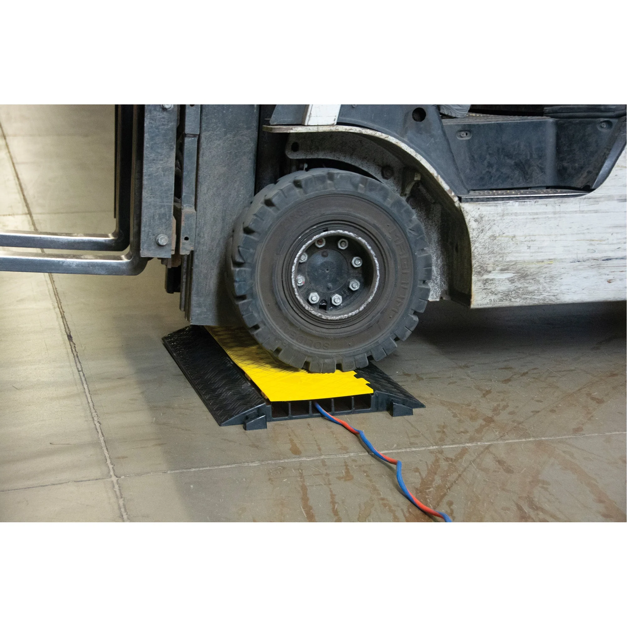 Polyurethane Cable Protector, 5 Channels, 35.43" L x 19.69" W x 2" H - Image 7